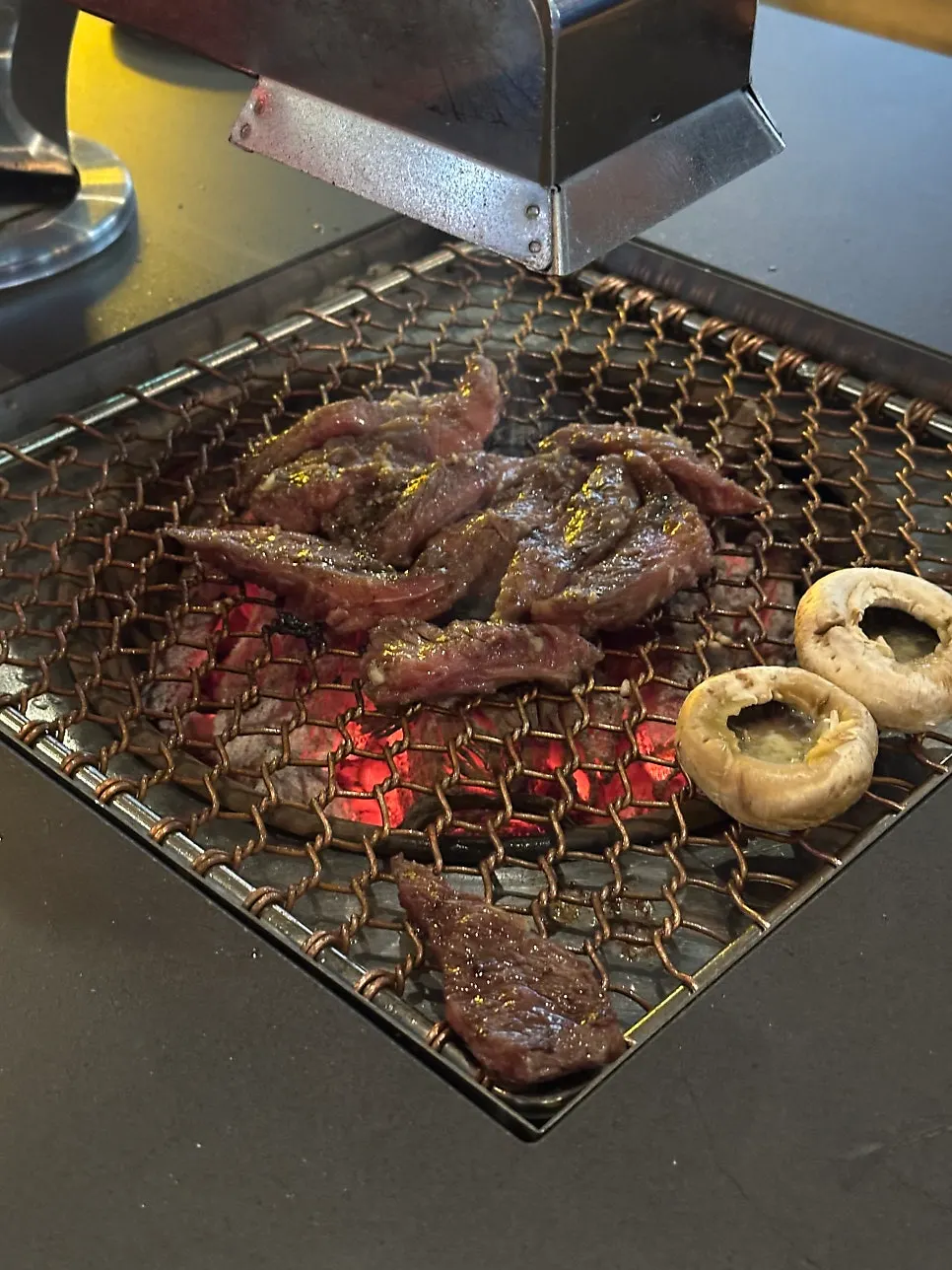 소금에 찍어 먹는 성화등심 한 점