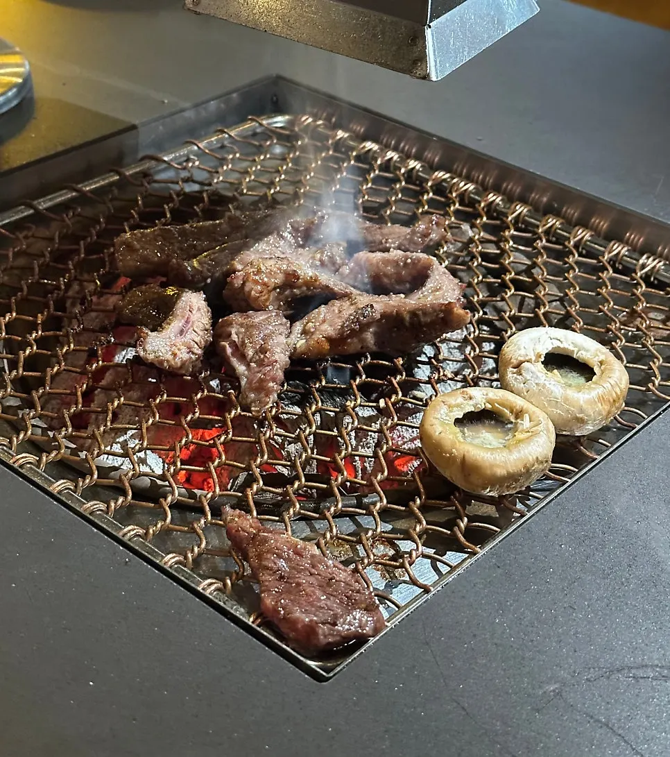 밑반찬과 함께 곁들인 성화등심