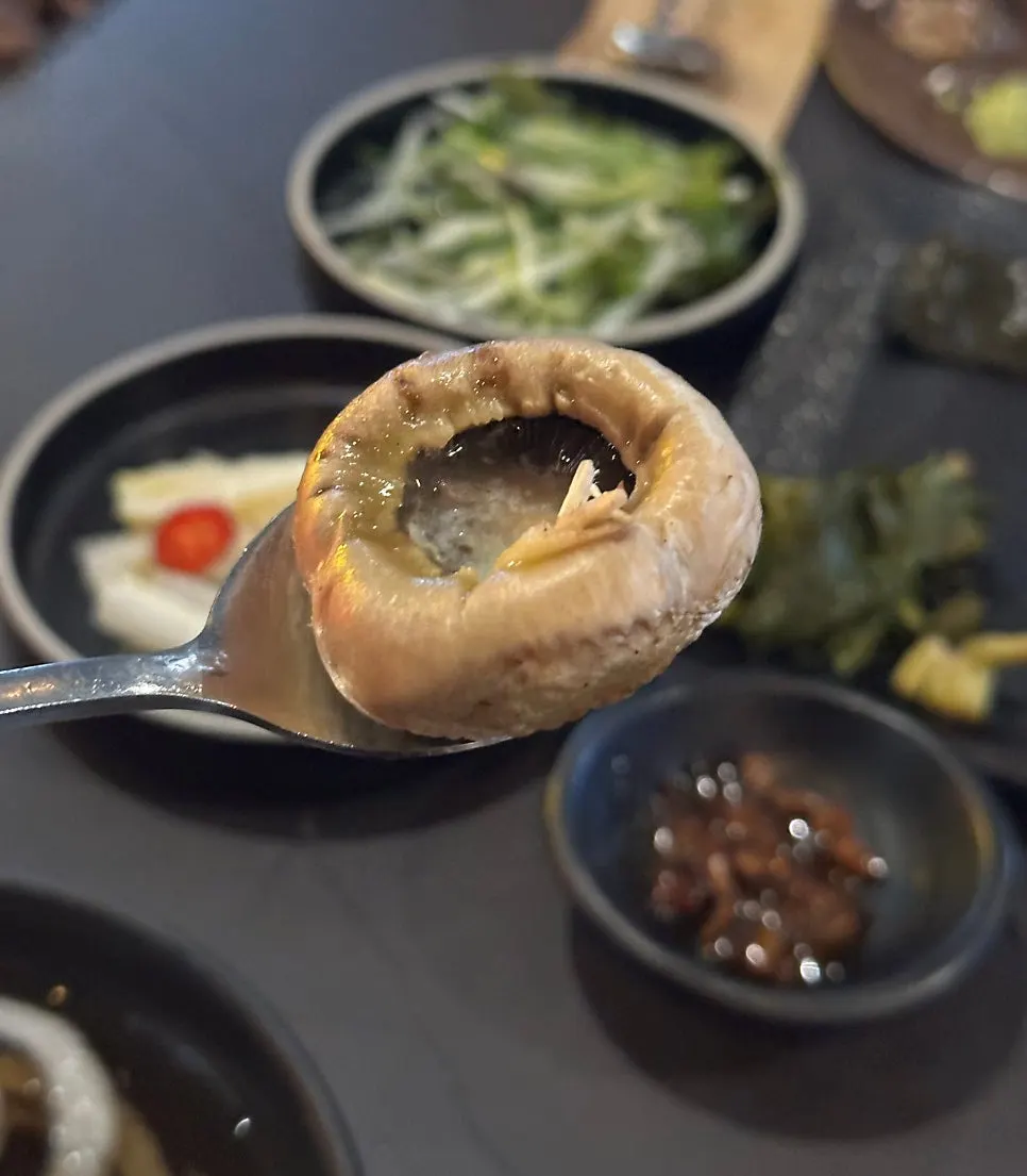 밥 위에 올린 와인양념늑간살