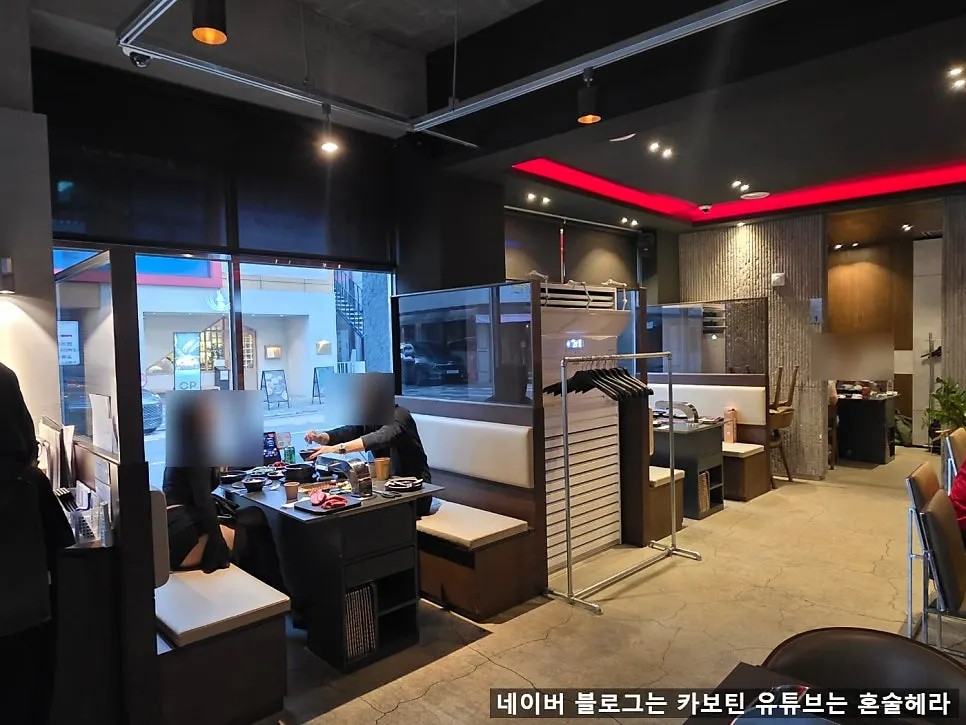 환기 시설을 갖춘 숯불성화 내부