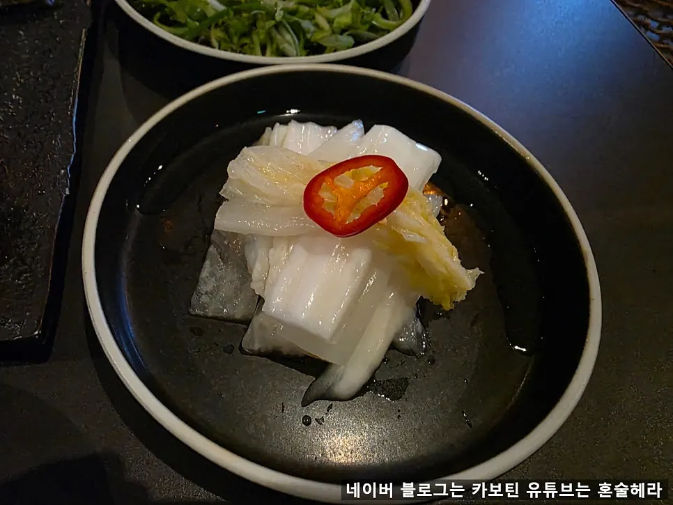 깔끔하게 차려진 숯불성화 기본찬