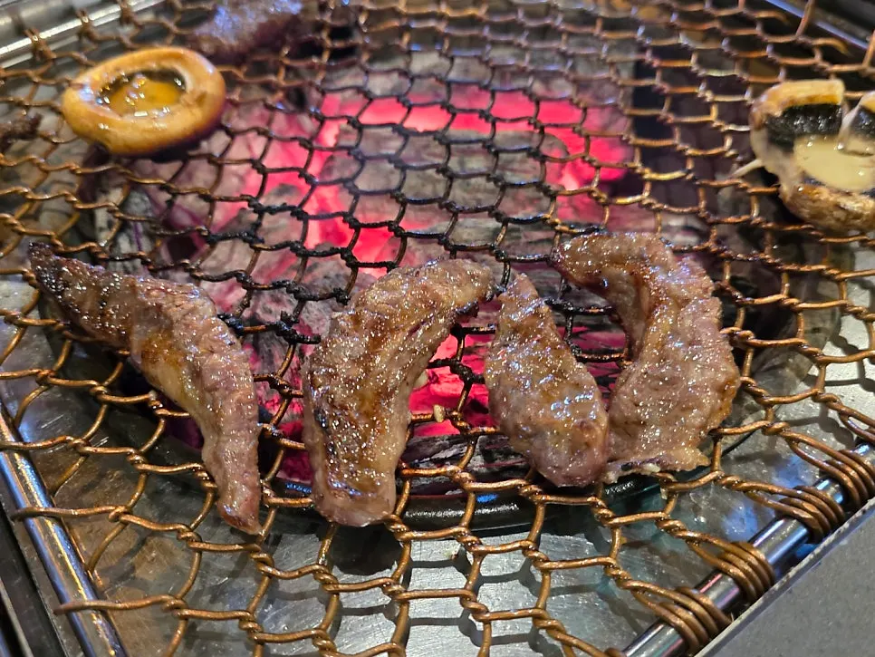 와인과 함께 즐기는 숯불 소고기