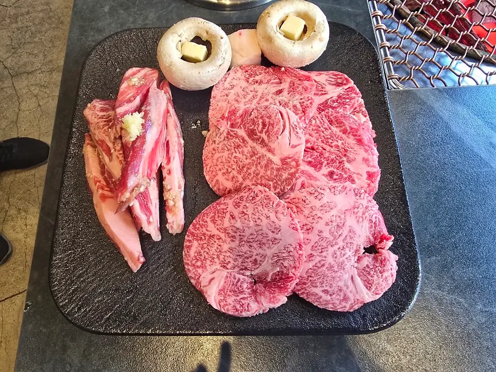 불판에 올린 숯불성화 성화모둠 400g