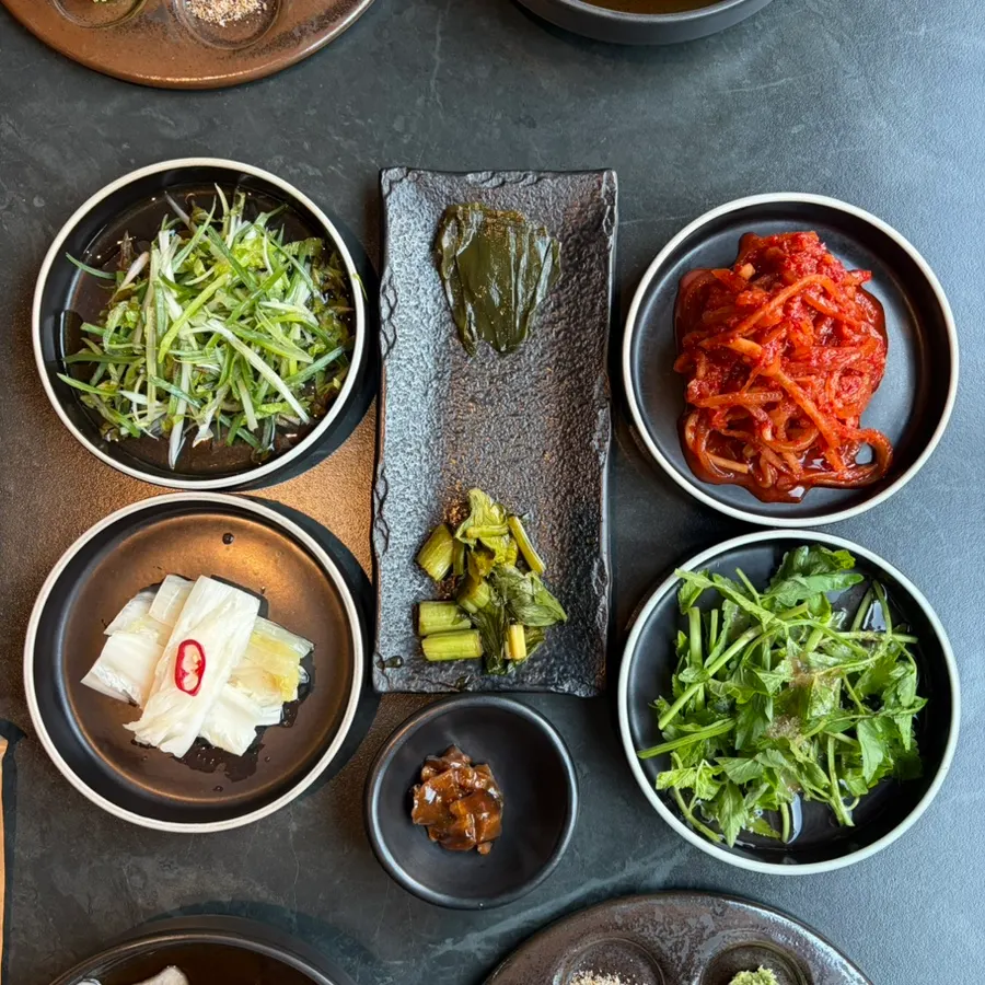 정갈하게 차려진 숯불성화 밑반찬 한 상