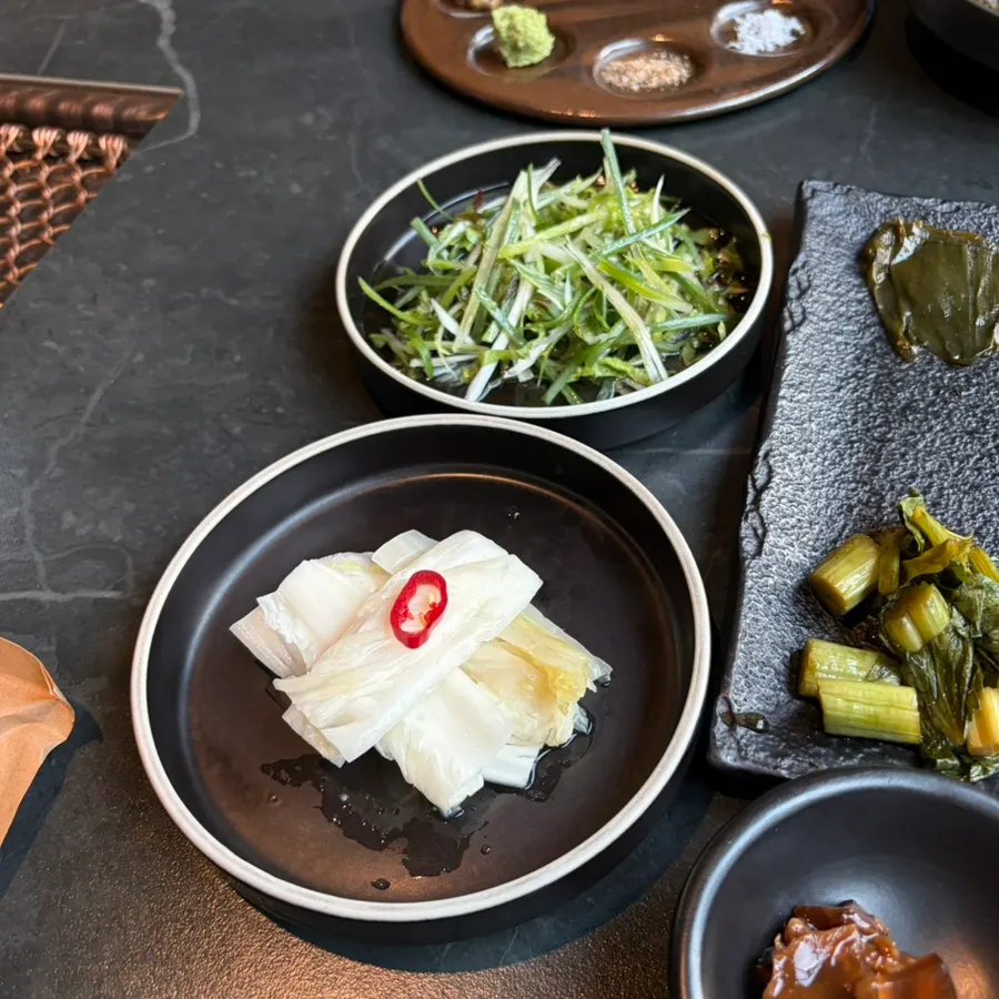 참기름 파채무침과 백김치 등 밑반찬 접시