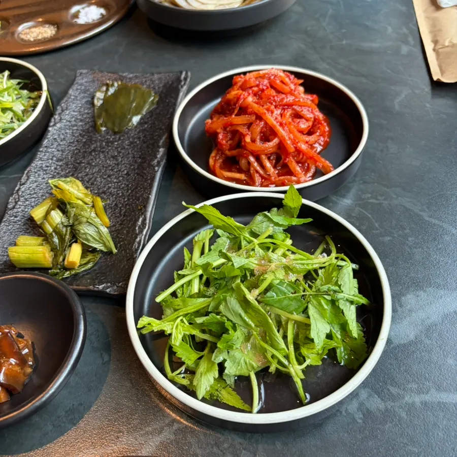 아삭한 샐러리 장아찌 반찬 접시