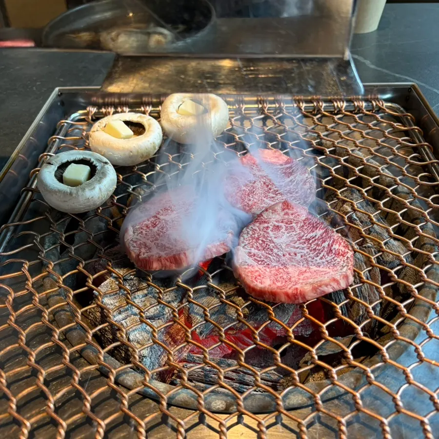 성화등심과 와인양념늑간살로 구성된 성화 모둠 400g