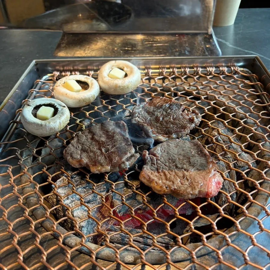 직원이 첫 라운드를 구워주는 숯불 불판