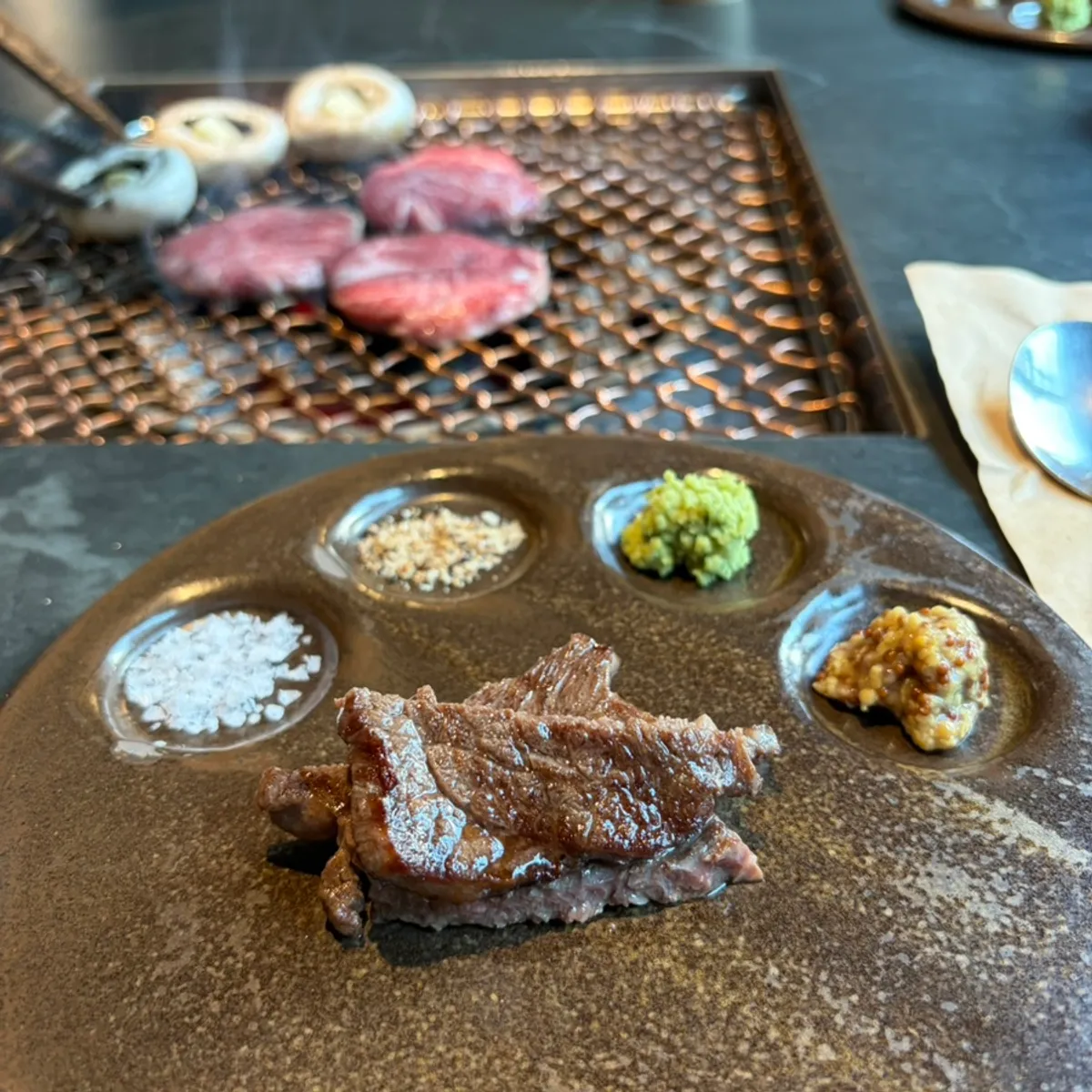 숯불에 노릇하게 구워진 한우 등심