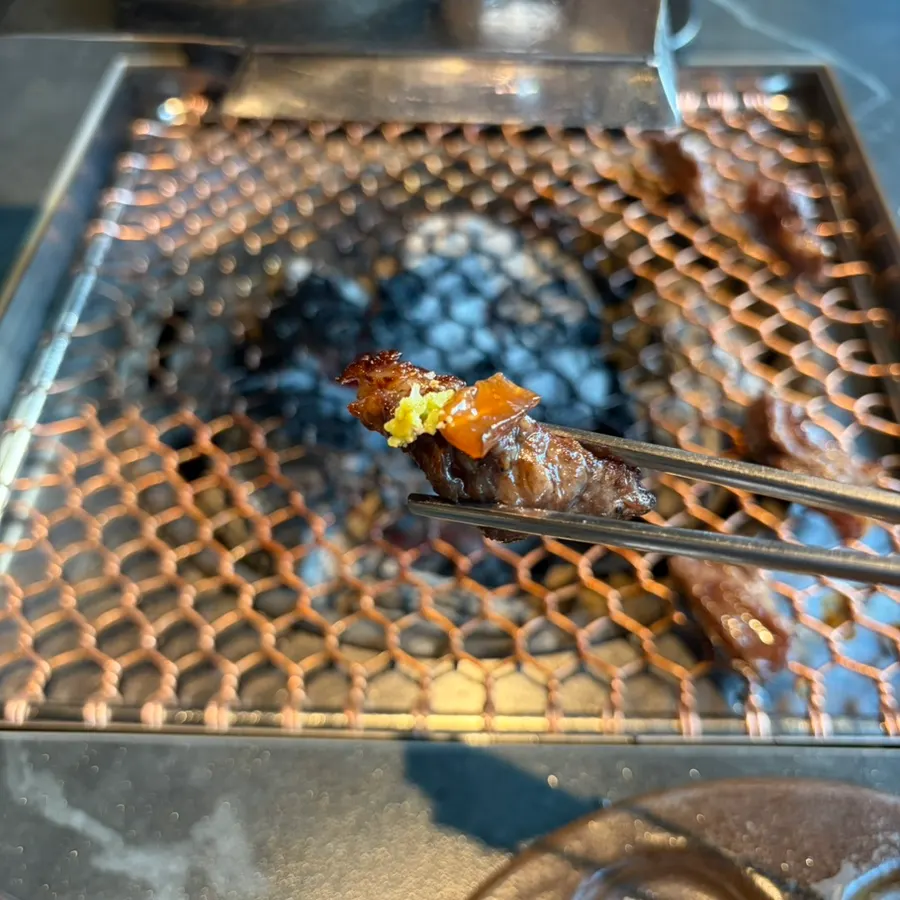 소스에 찍어 조합해 먹는 한우 한 점