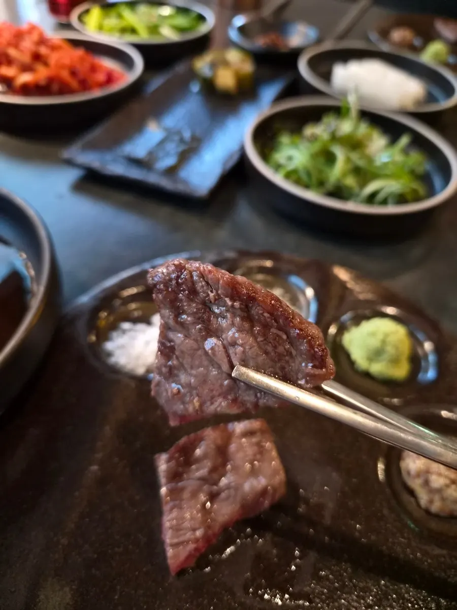 적당히 익은 부드러운 숯불 소고기