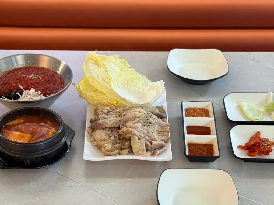 Bossam with sauces and wrap vegetables