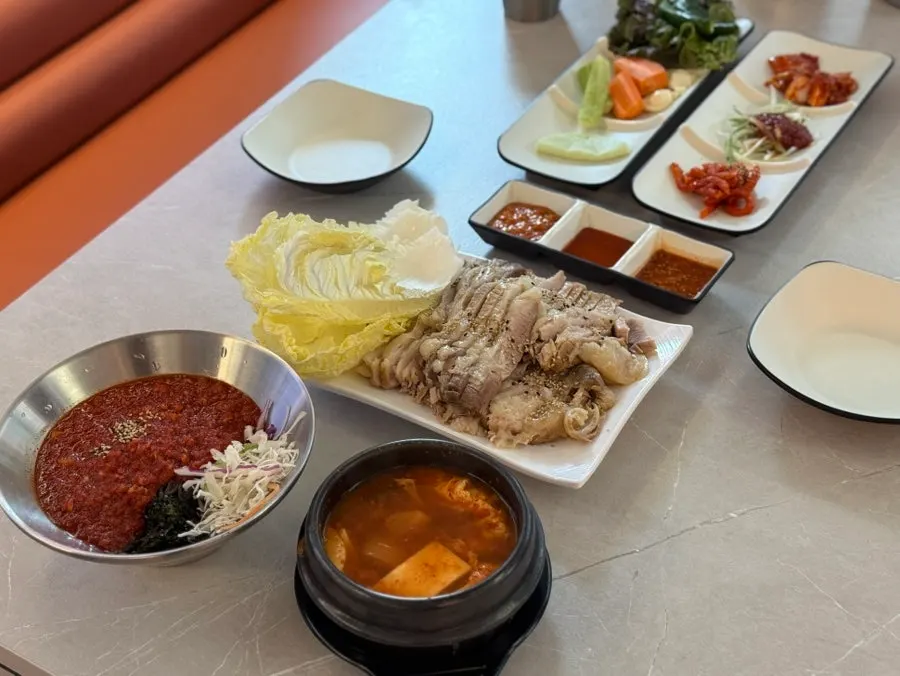 Side dishes served with the bossam order