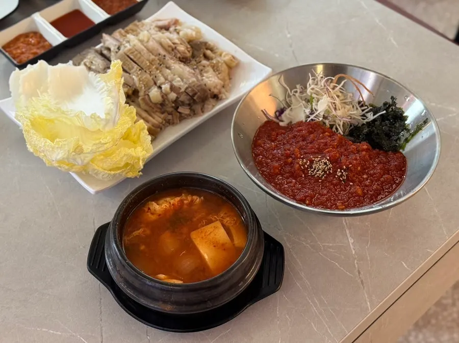 Bossam spread with accompanying dishes