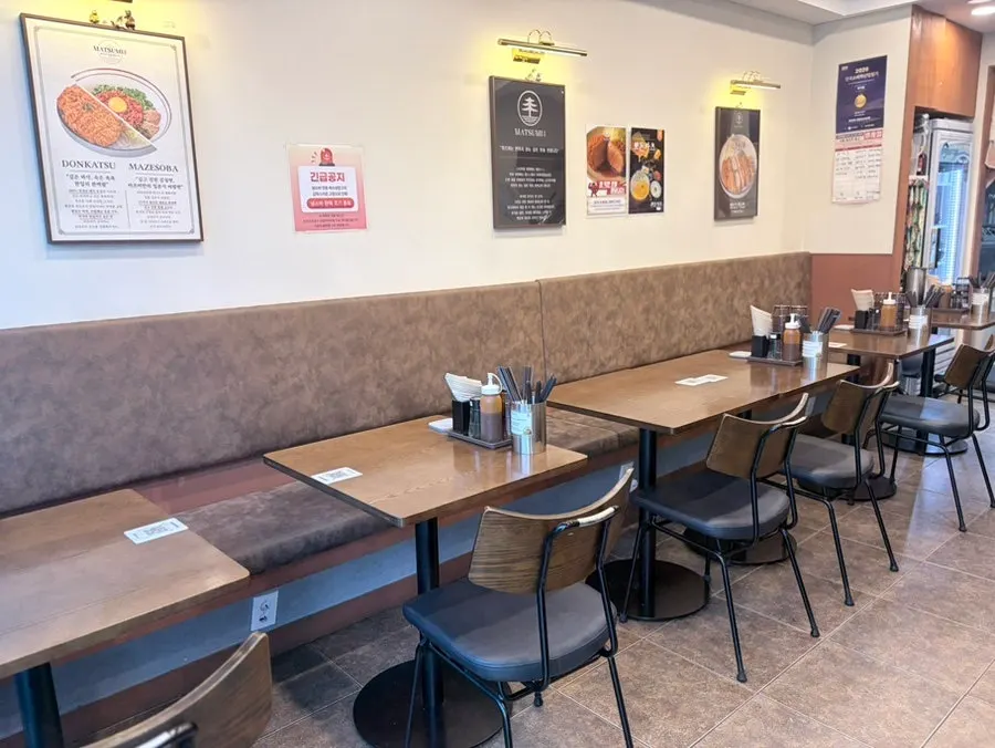 Neat and cozy restaurant interior
