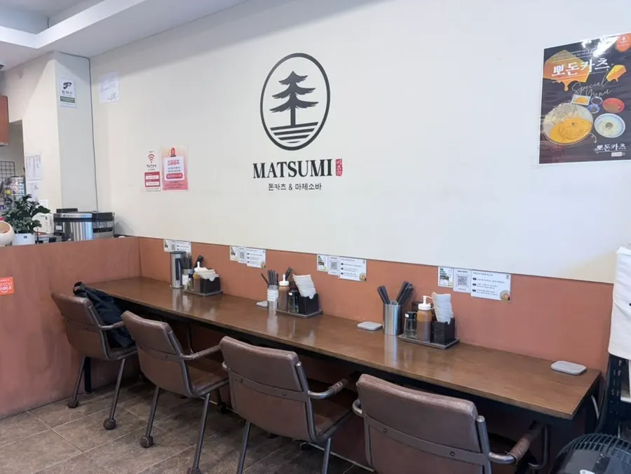 Group-table and counter-seat layout