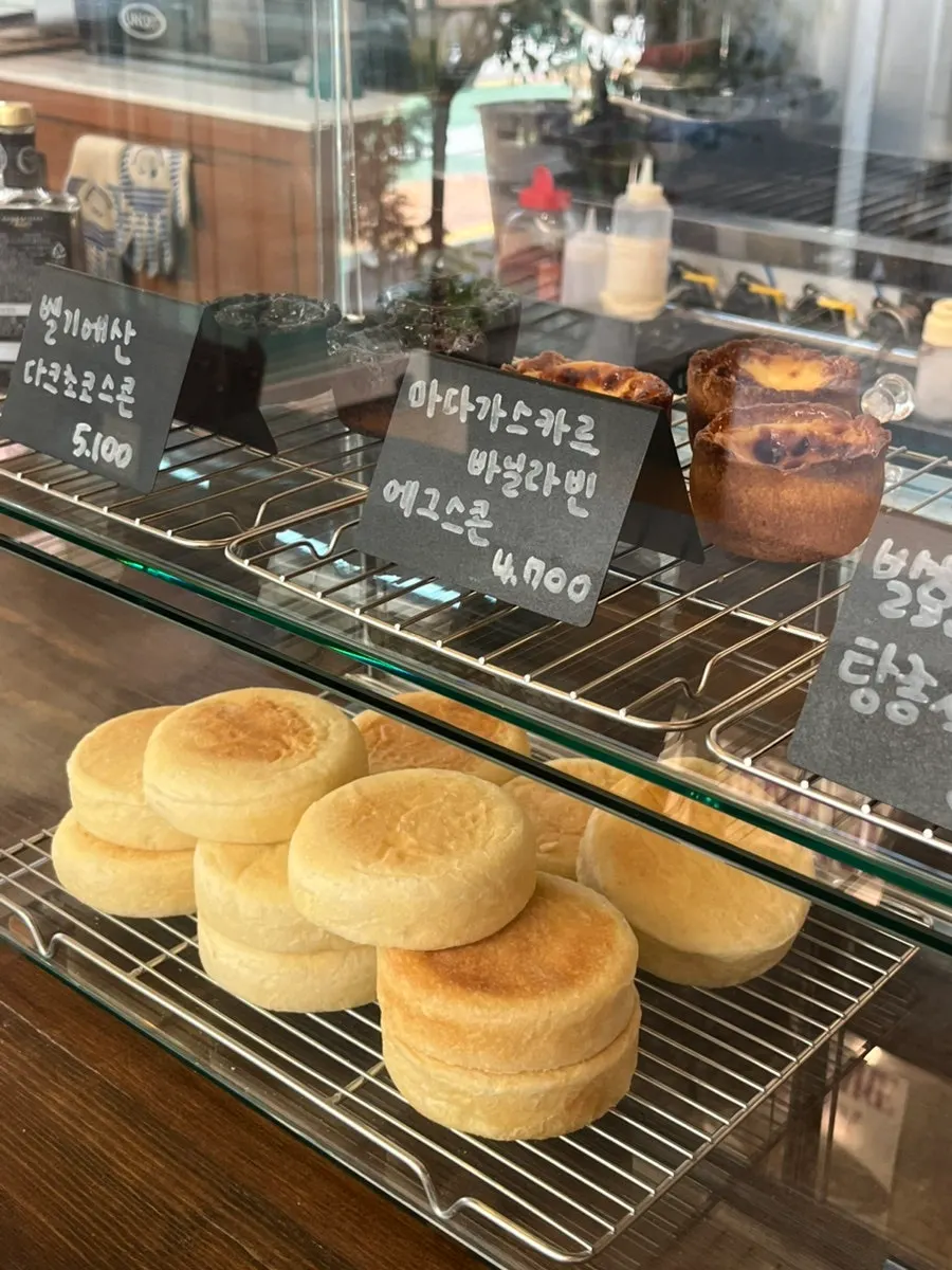 창가 자리에 차려진 쾌세라 브런치 한 상