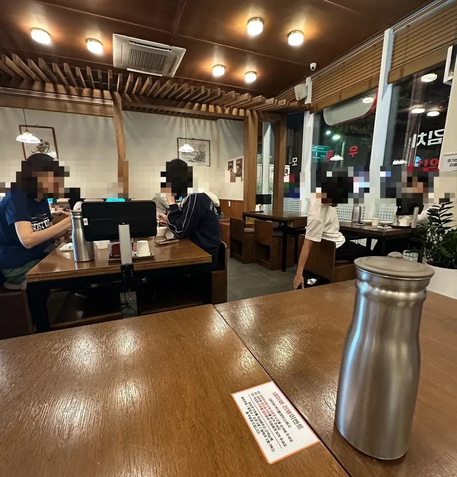 Spacious interior seating at Haengbokhan Udon Gage Seokchon Lake Branch