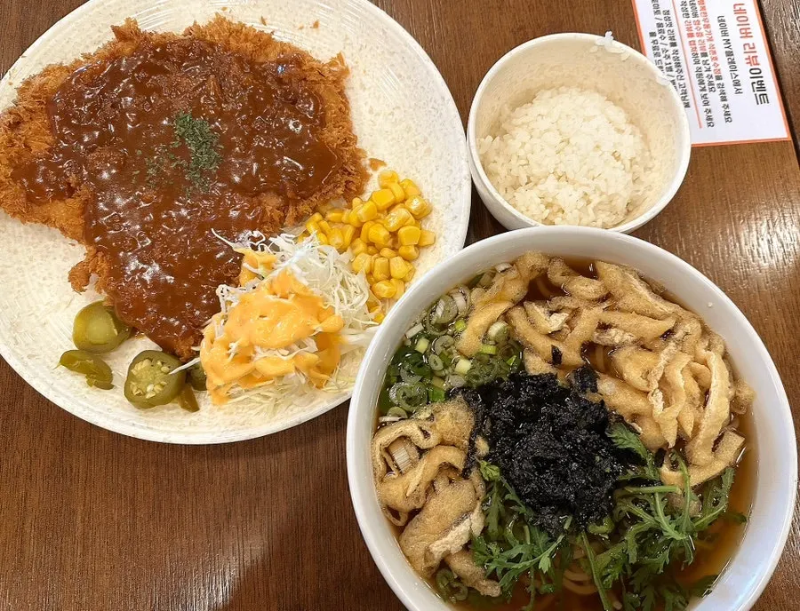 Gakgi udon and old-style pork cutlet served together