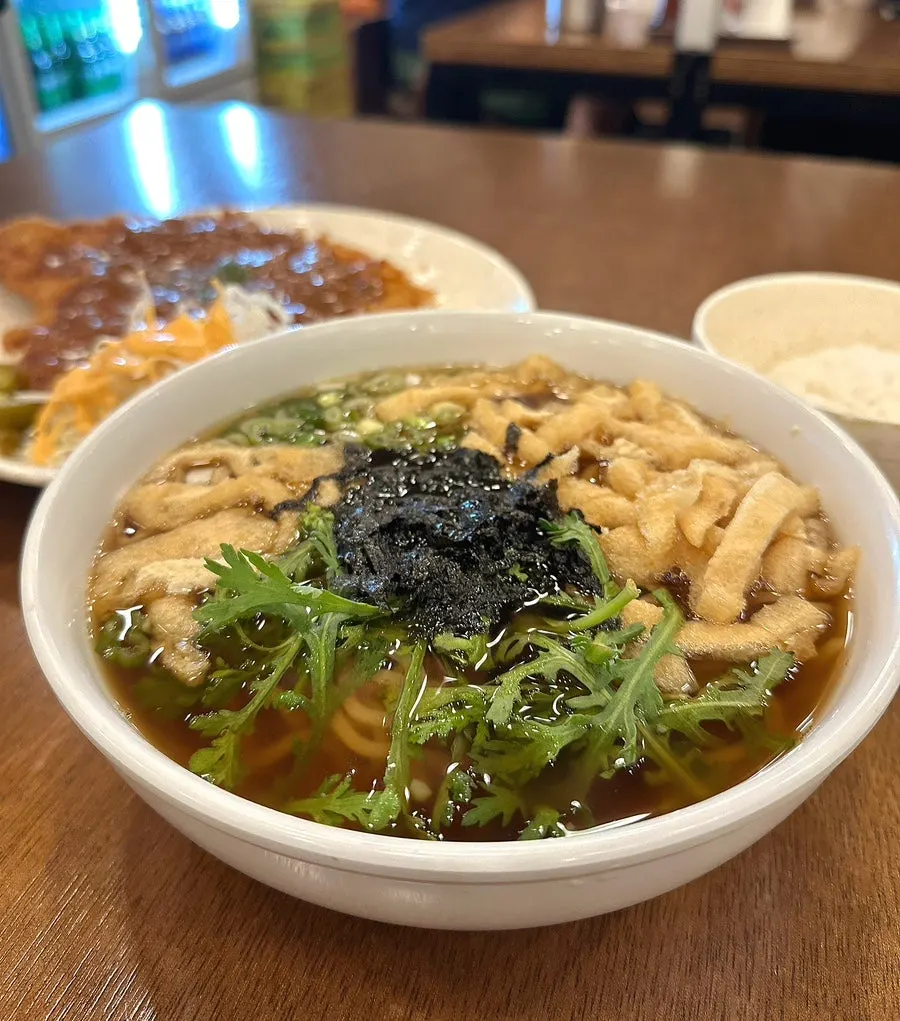 Gakgi udon served in a large bowl