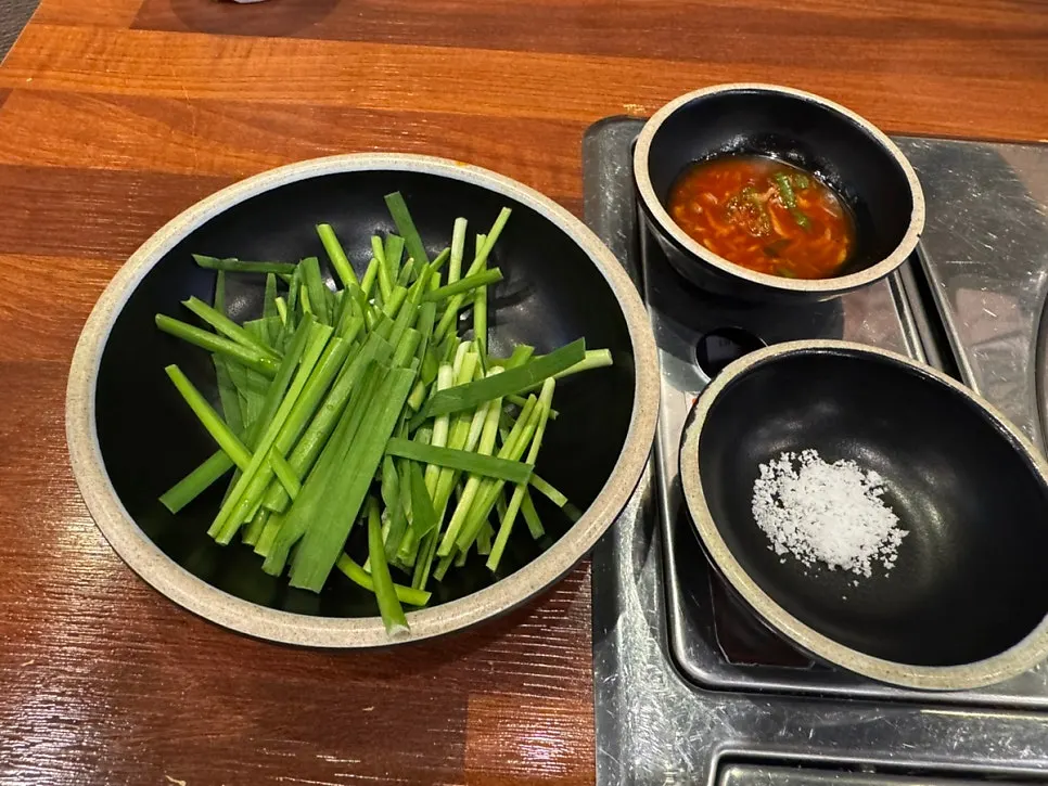 Assorted boiled pork and squid sundae side dishes