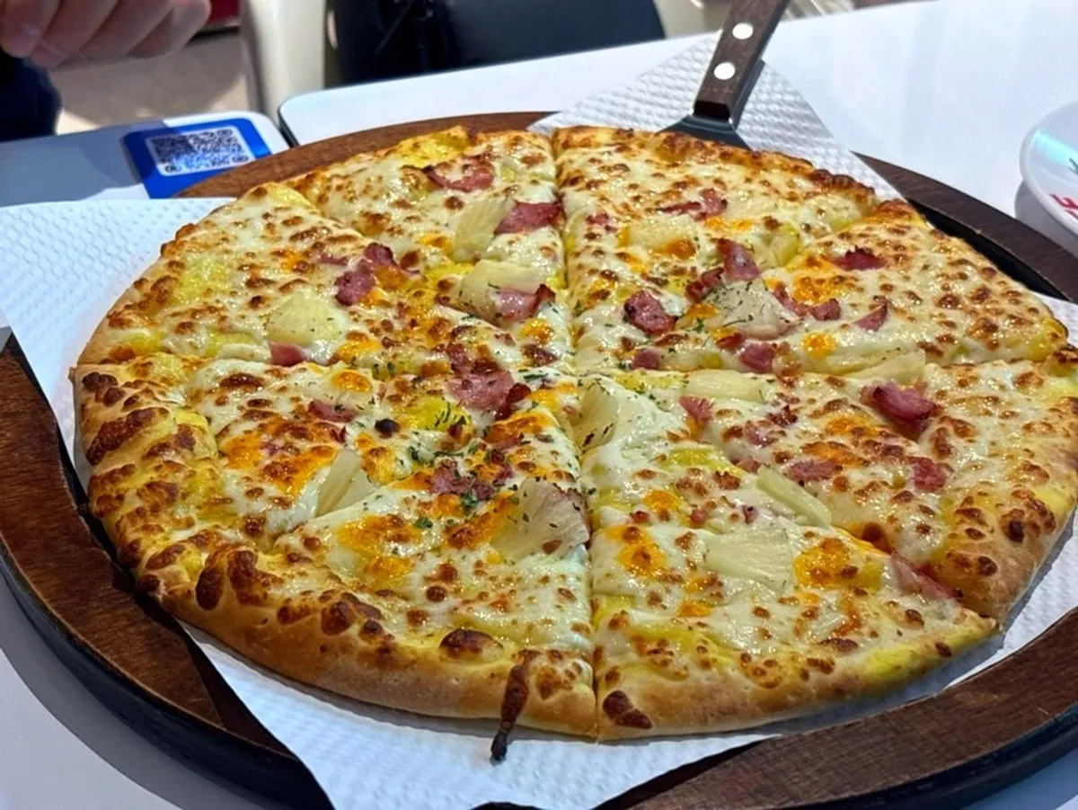 Front of Pizza Face Off Seokchon Lake Branch in the evening