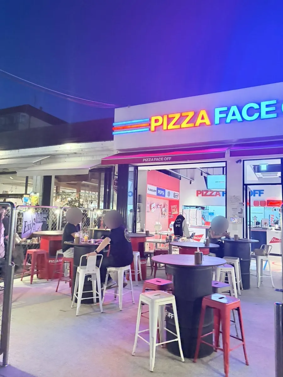 Outdoor tables at Pizza Face Off in the alley next to Seokchon Lake
