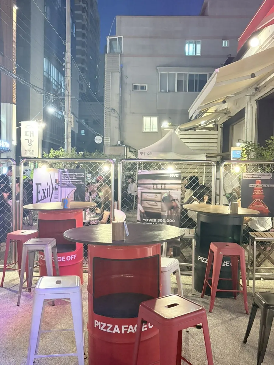 Outdoor seating area in front of Pizza Face Off Seokchon Lake Branch