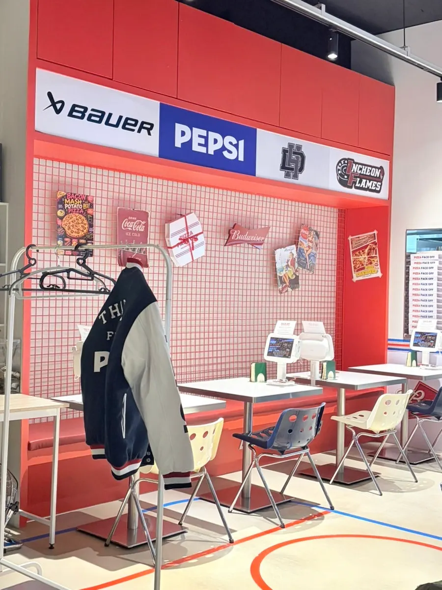 Pepsi-themed indoor interior at Pizza Face Off Seokchon Lake Branch