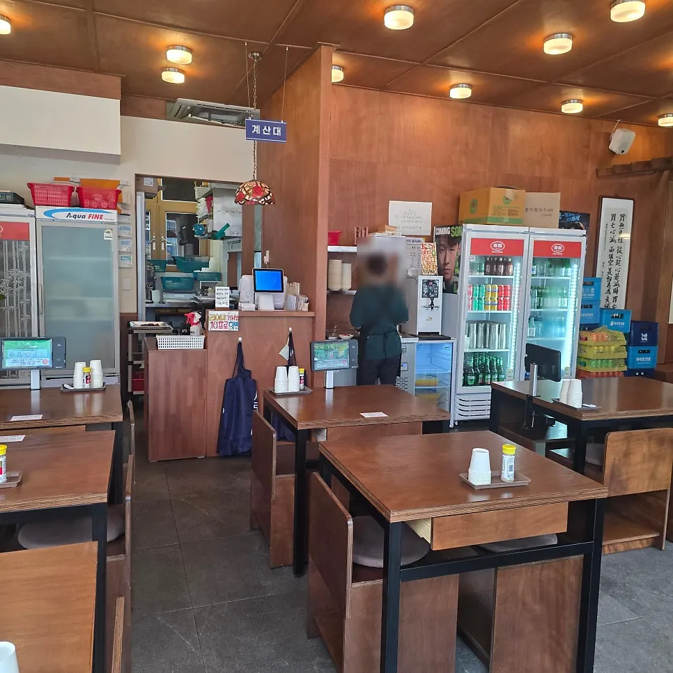 Wide, pleasant interior of Haengbokhan Udon Gage