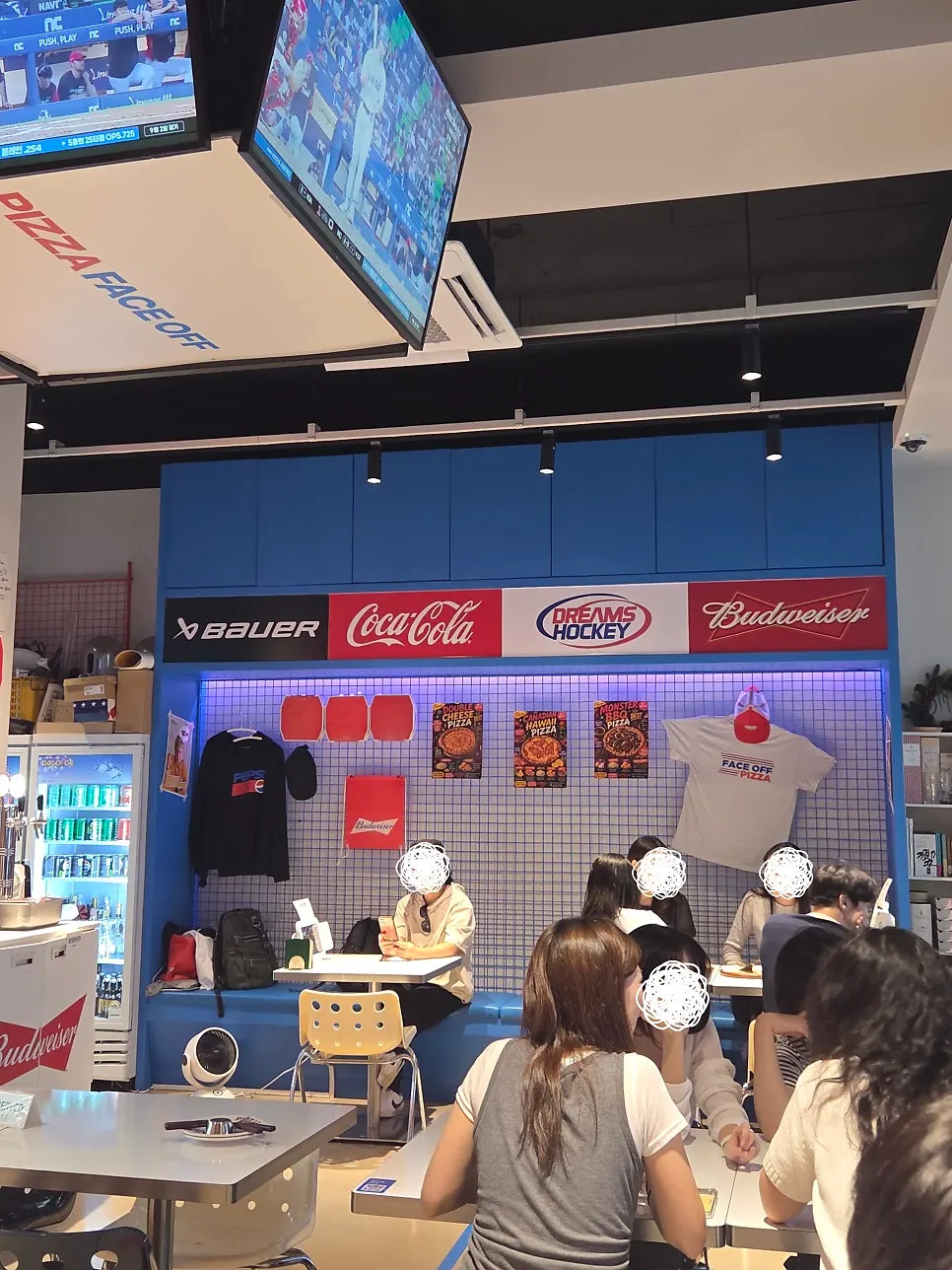 큰 TV가 있는 피자집 실내