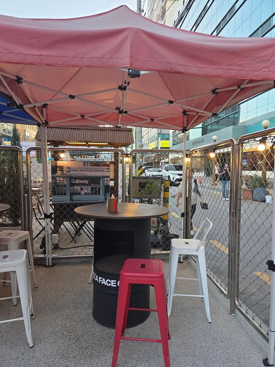 저녁 야외 식사를 위한 테이블
