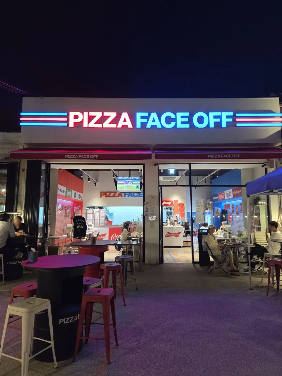 ヒップでカジュアルな店の雰囲気
