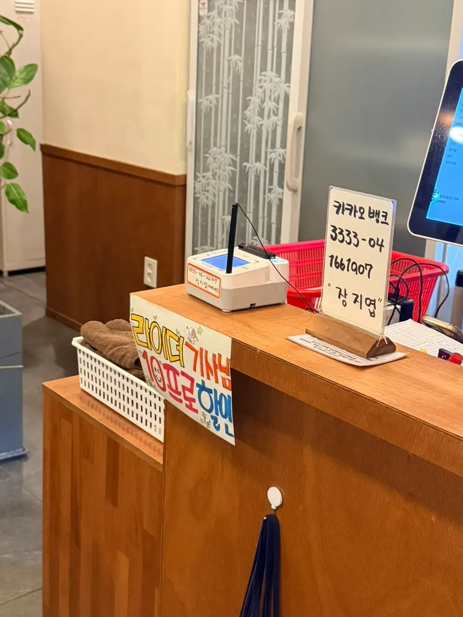 Sign announcing a 10% discount for delivery riders