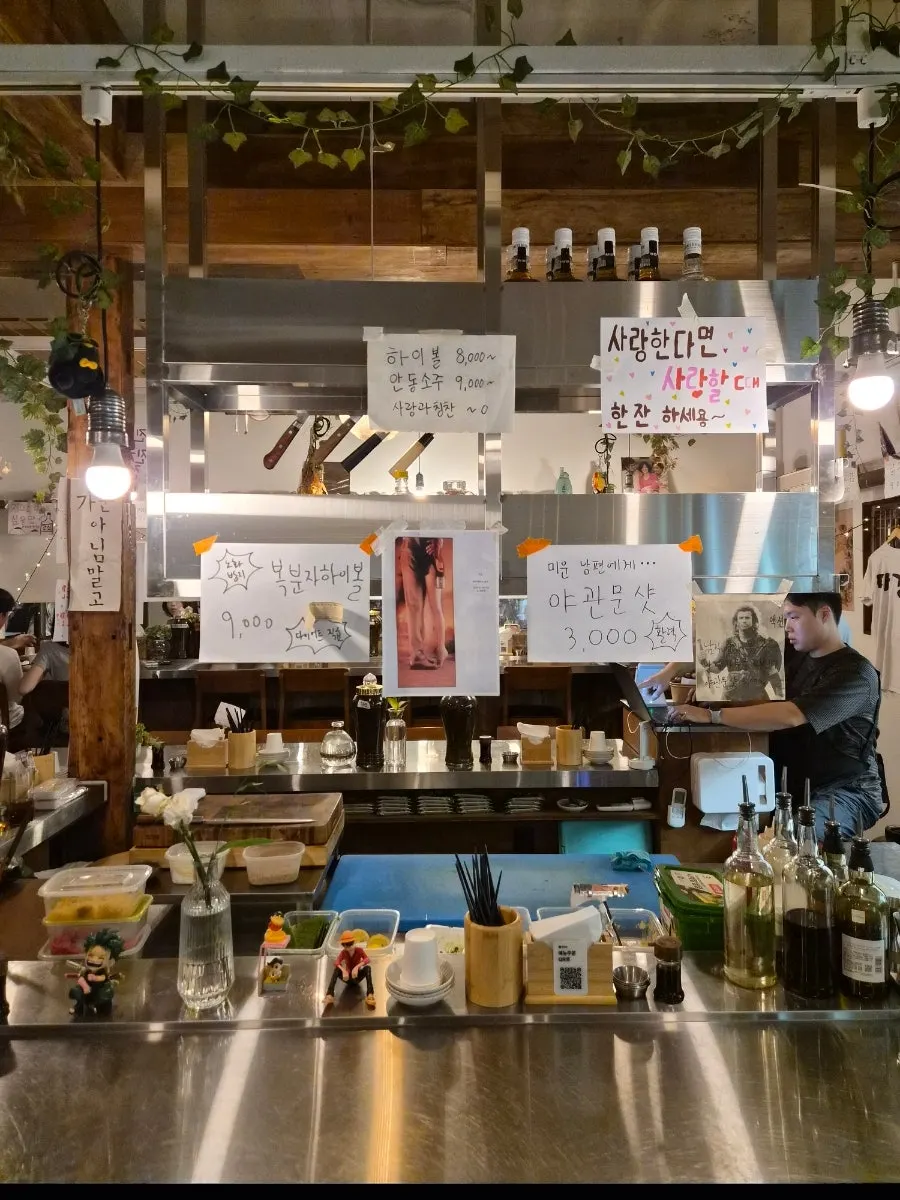 Daegang outdoor-style bar in an alley near Seokchon Station