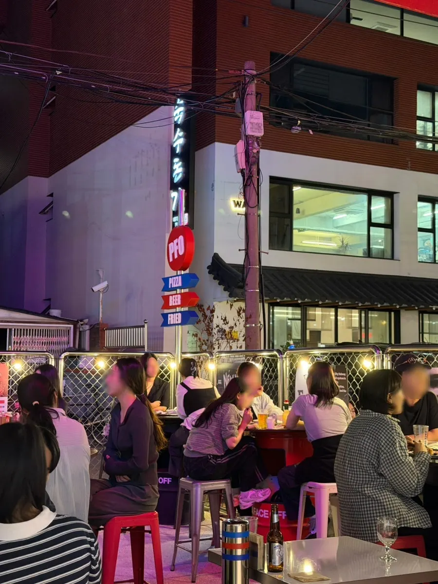 店内から見た松里団地の屋外席