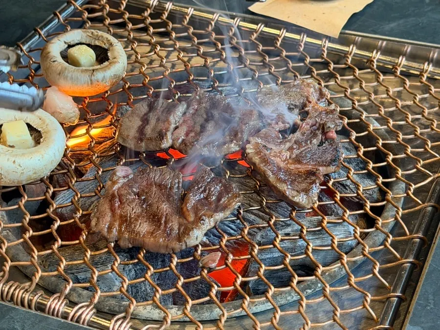 숯불에 구워지는 성화등심