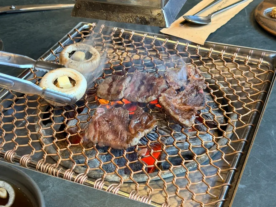 노릇하게 익어가는 등심 숯불 구이