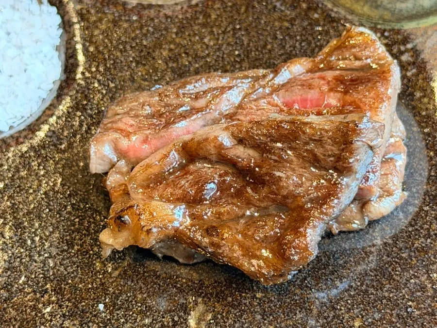 구워진 성화등심 한 점 클로즈업