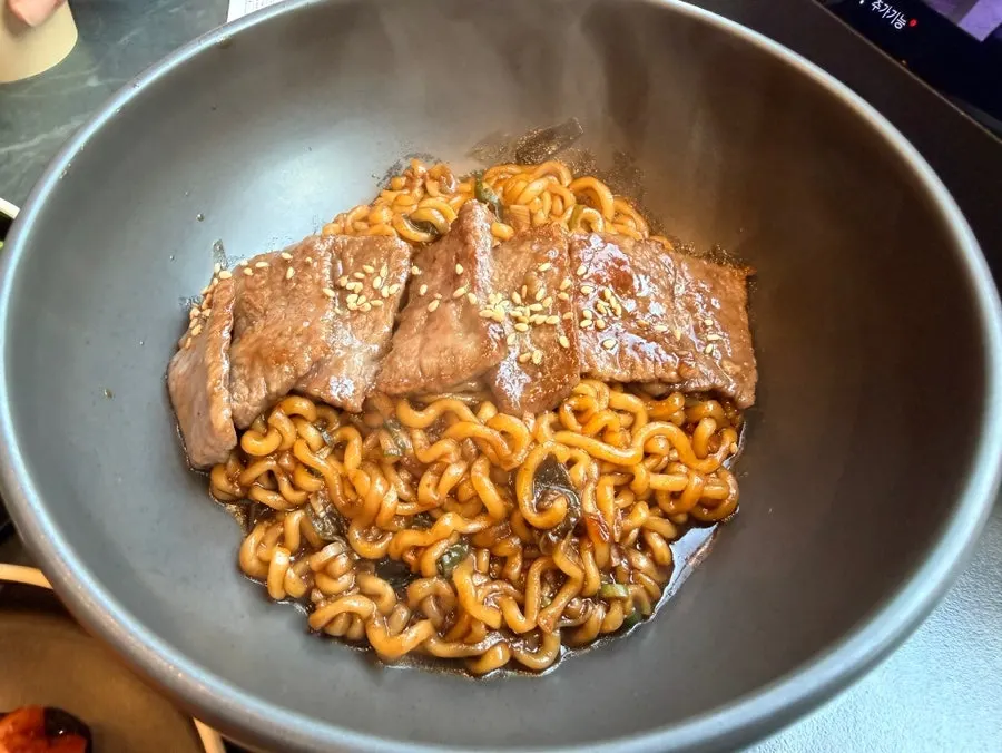 숯불성화 한우 매콤 짜파구리 한 그릇
