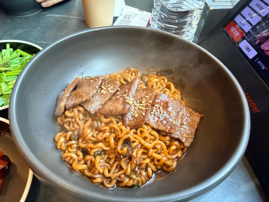 한우가 들어간 매콤 짜파구리 면 비빔
