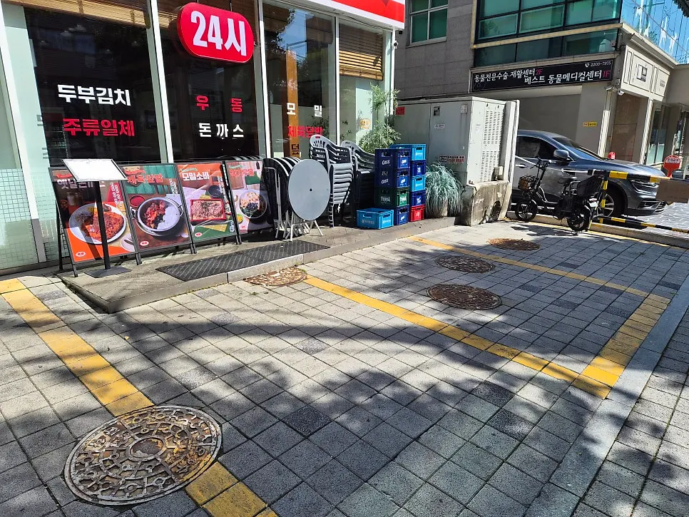 매장 앞 주차 공간과 야외 테이블 자리