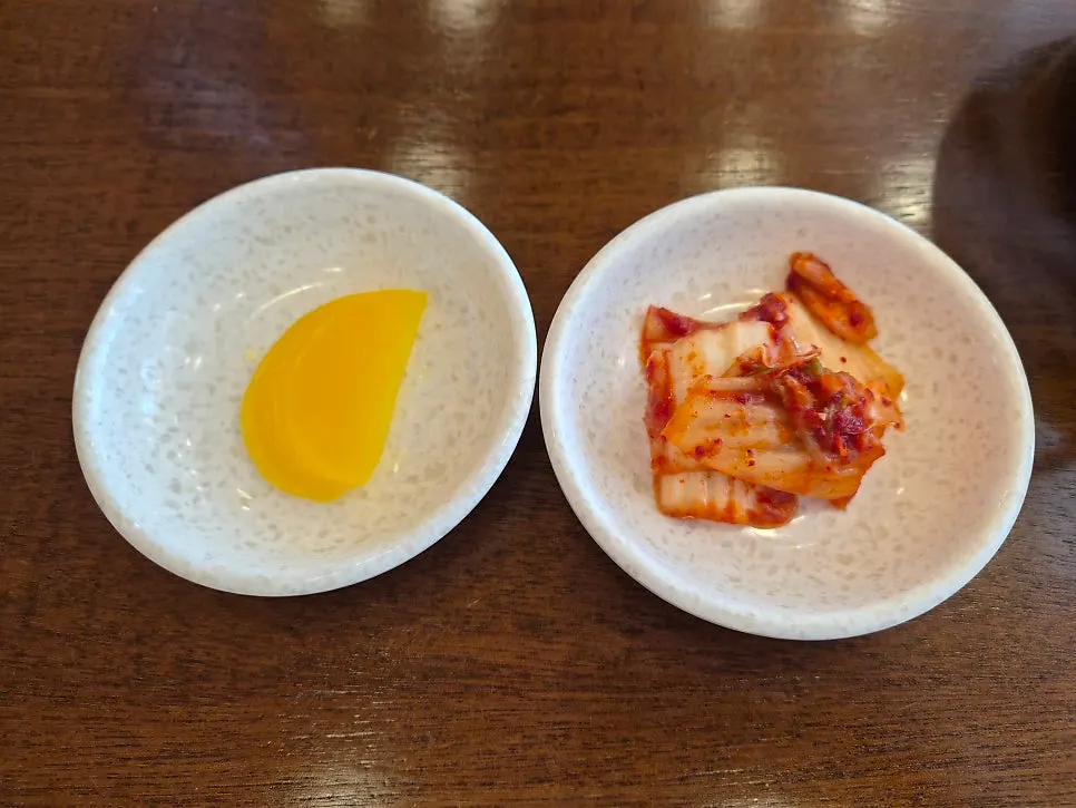 주문 메뉴와 기본 반찬 구성