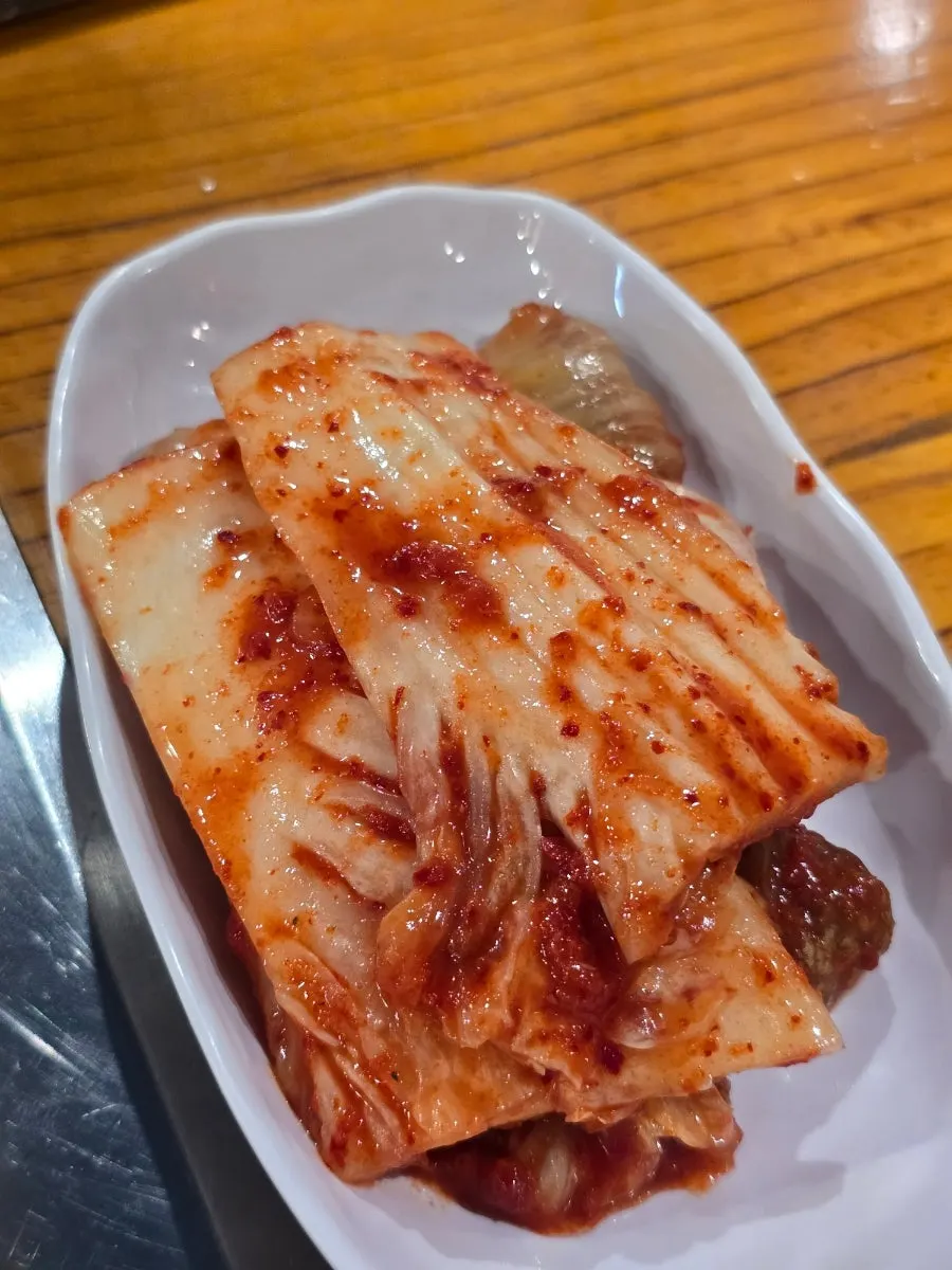 쌈 채소와 배추김치가 담긴 접시