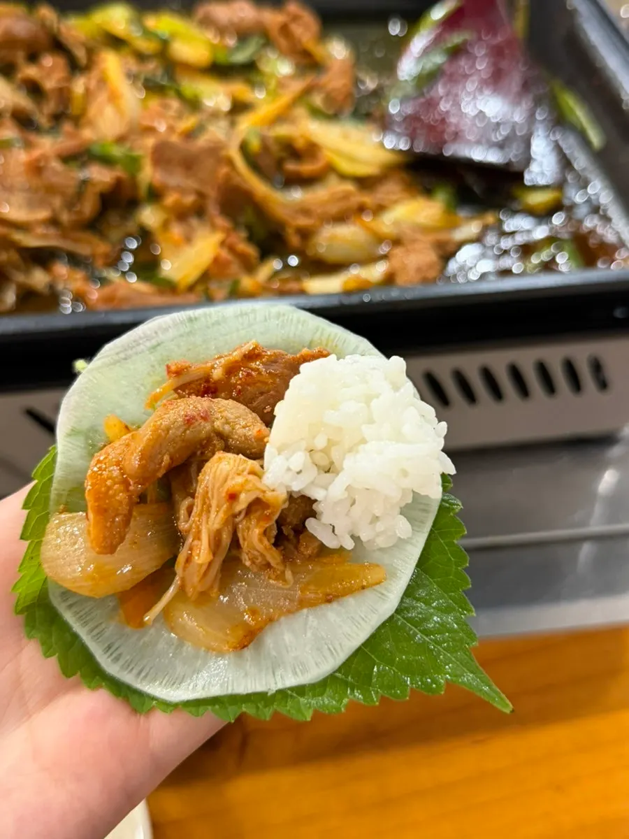 밥까지 넣어 싼 오리고기 쌈