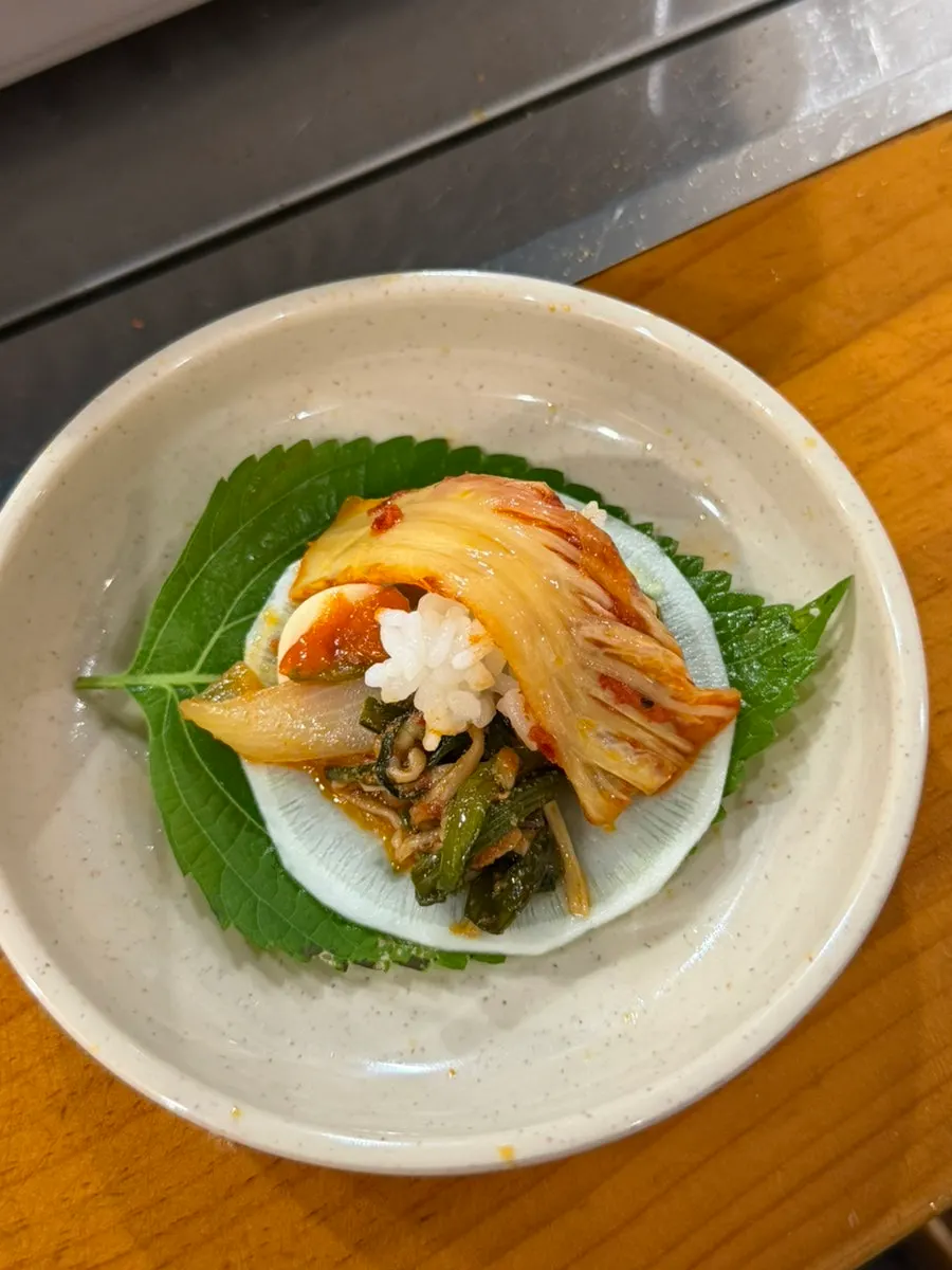 밥에 올린 구운 김치