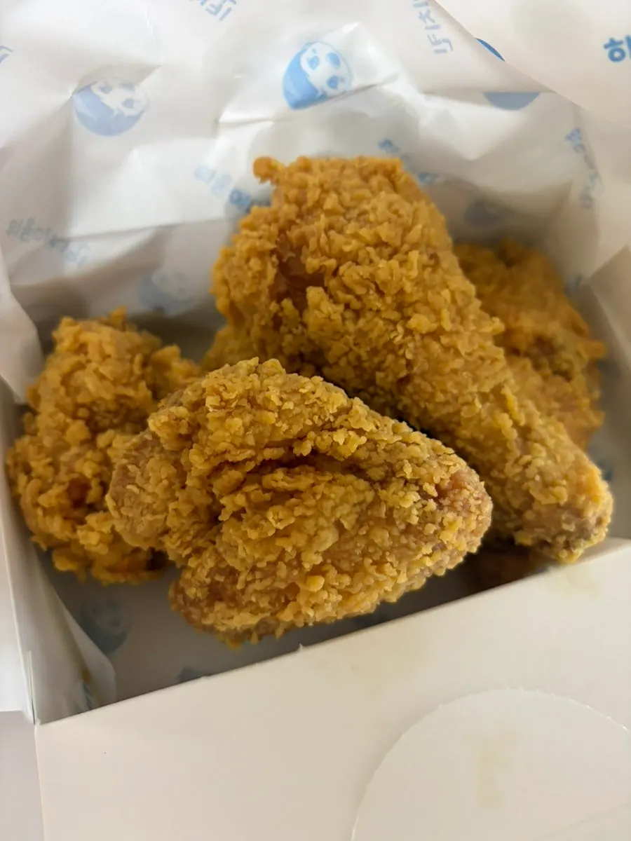 집에 가져와 개봉한 치킨 포장 박스