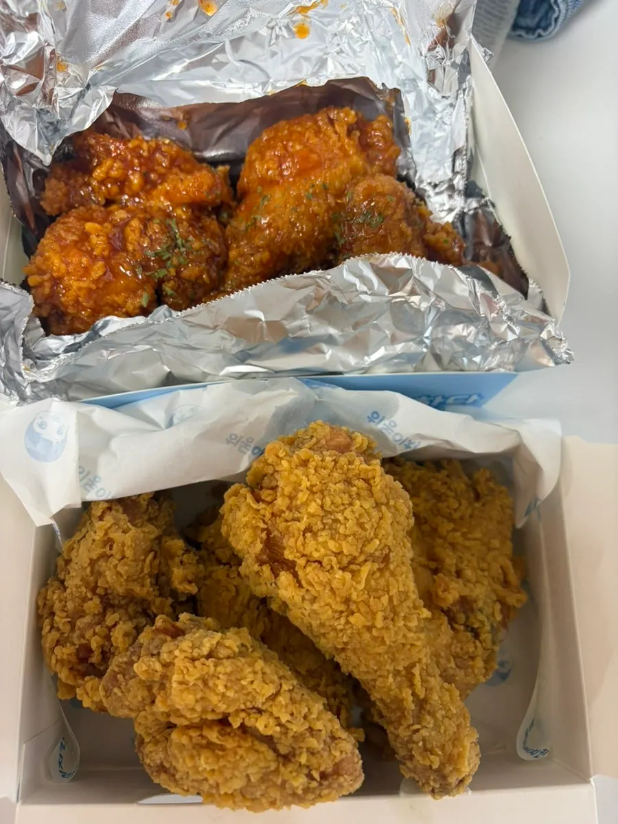 새콤달콤한 소스를 입힌 양념치킨
