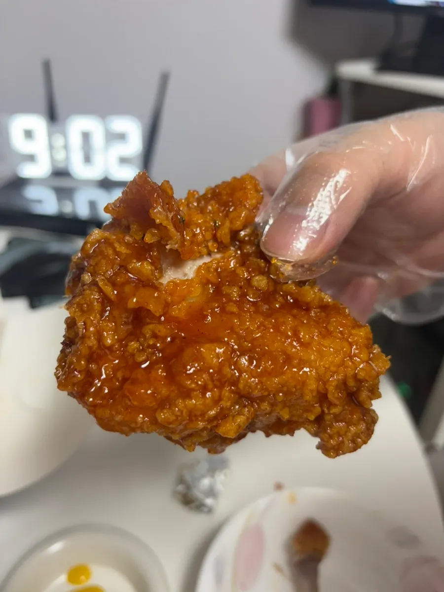 허니머스타드에 찍은 치킨 날개