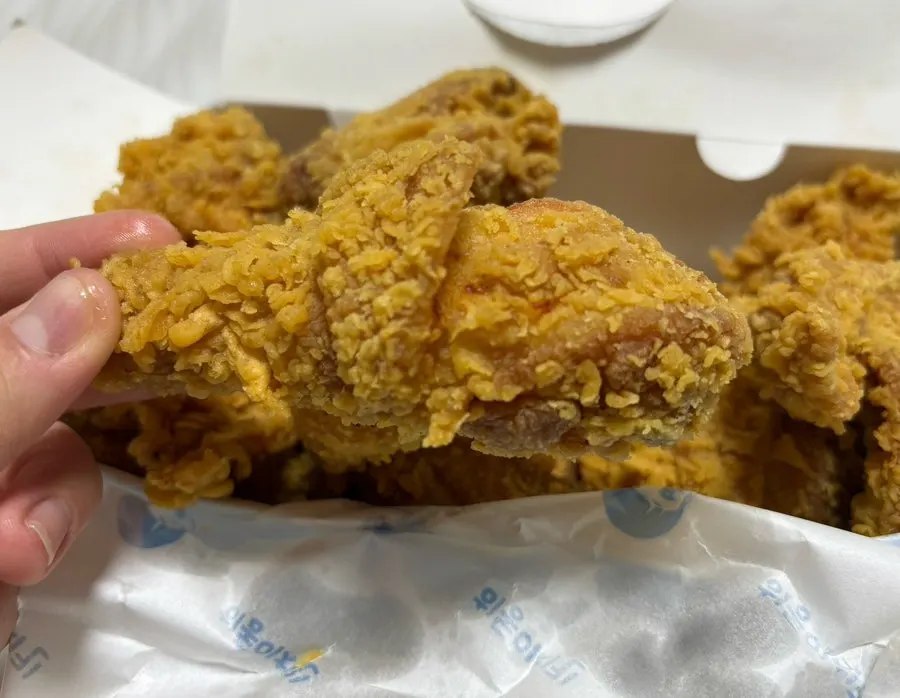 Fried chicken with large drumsticks